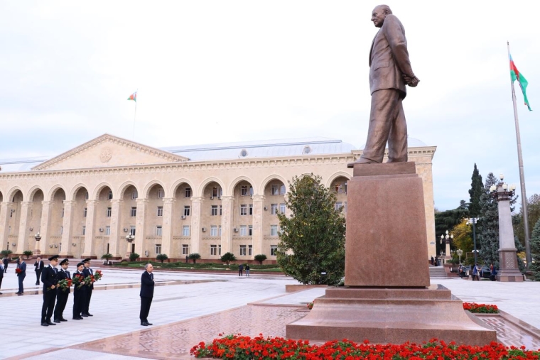 Baş prokuror Gəncədə vətəndaşları qəbul edib