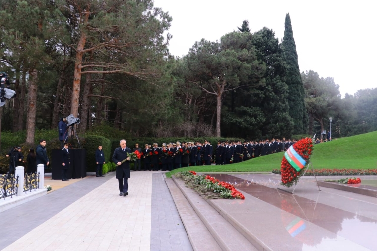 Prokurorluq əməkdaşları anım günü ilə bağlı Fəxri Xiyabanı ziyarət edib