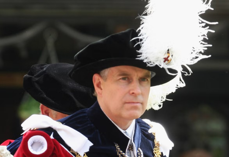 Böyük Britaniya Kralı qardaşının həbsindən narahatdır 