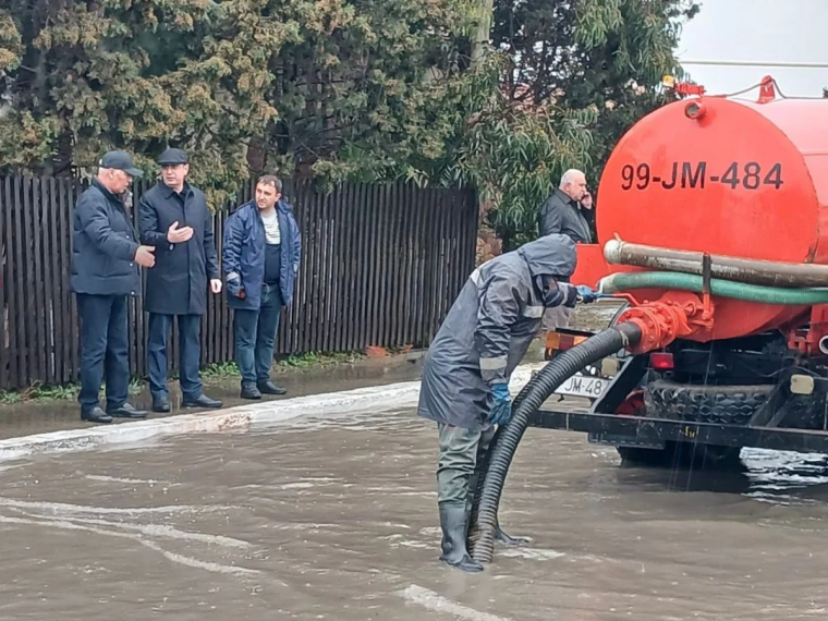 Bakıda icra başçıları subasma hadisəsi baş verən əraziyə gəliblər