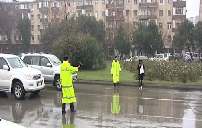 DYP: Aramsız yağan yağışların yollarda yaratdığı çətinliklər aradan qaldırılır