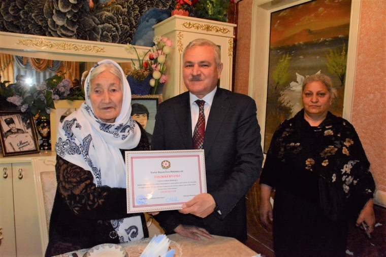 İcra başçısı şəhid anası Solmaz Cəfərovanı 85 illik yubileyi münasibəti ilə təbrik edib