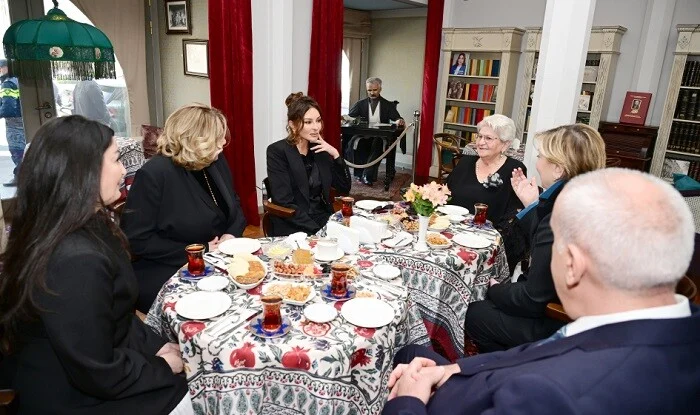 Birinci xanım Mehriban Əliyeva Tbilisidə Mirzə Fətəli Axundzadə adına Azərbaycan Mədəniyyəti Muzeyi ilə tanış olub