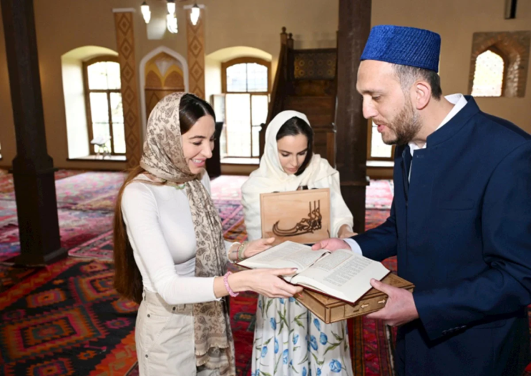 Leyla Əliyeva və Arzu Əliyeva Şəkidə Xan məscidində