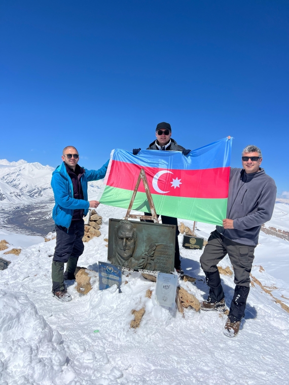 Nazirliyin bir qrup əməkdaşı Heydər Əliyev zirvəsinə yürüş edib
