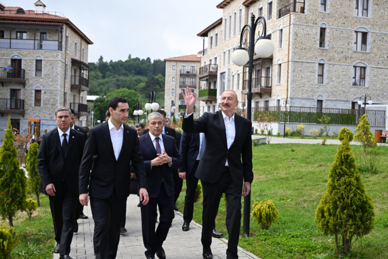 Prezidentlər İlham Əliyev və Sərdar Berdiməhəmmədov Şuşa şəhərində inşa edilmiş birinci yaşayış kompleksində olublar