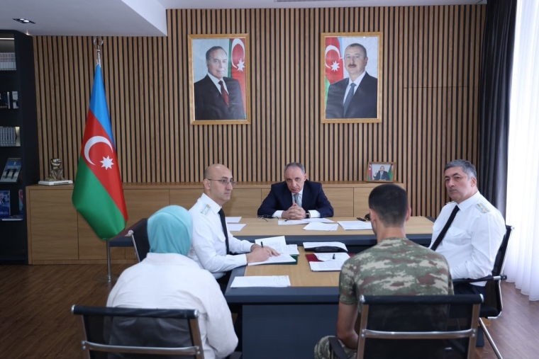 Baş prokuror vətəndaşları qəbul edib