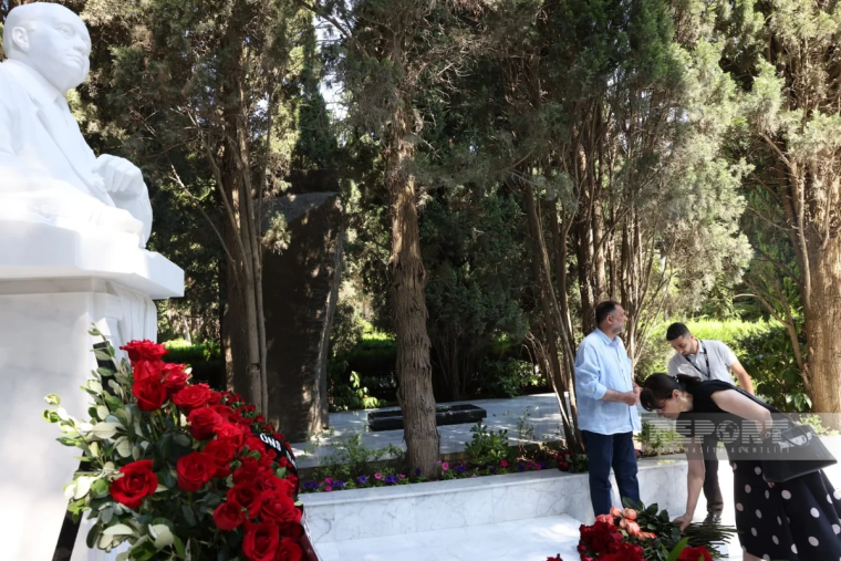 Xalq yazıçısı Elçinin qəbirüstü abidəsinin açılışı olub
