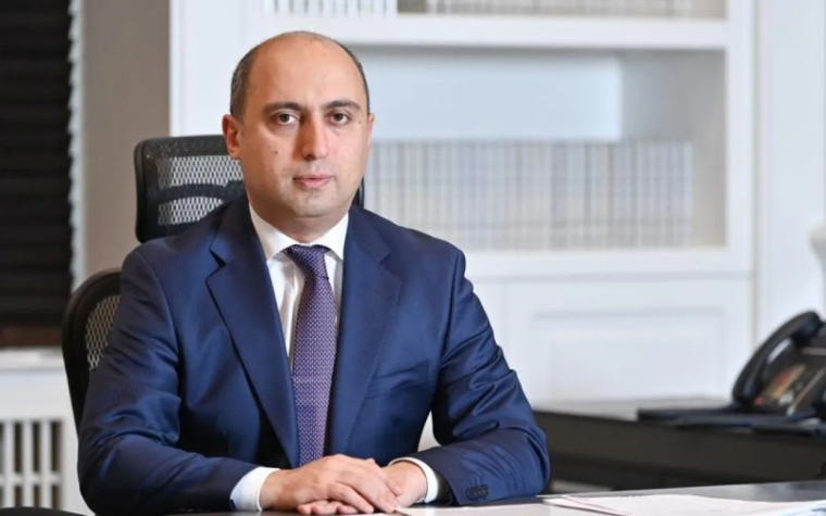 Emin Əmrullayev bu il məktəbə qədəm qoyan şagirdləri təbrik edib