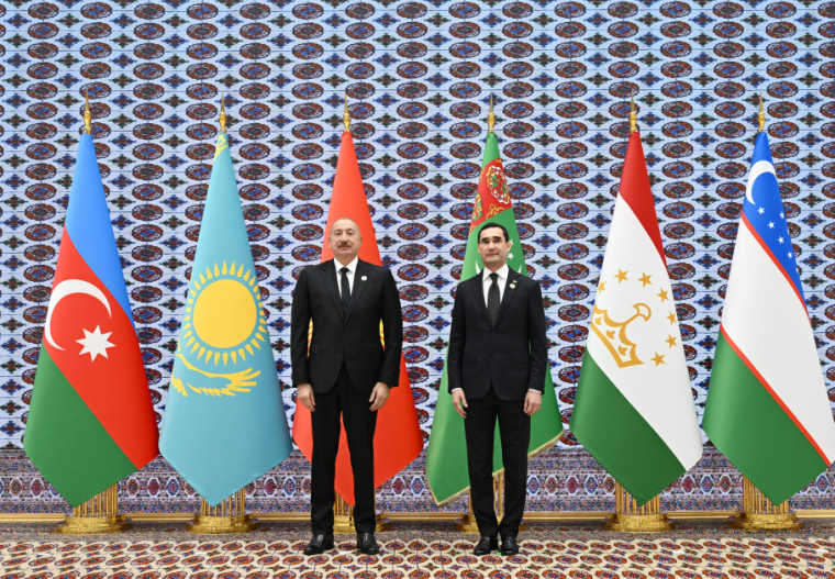 Prezident İlham Əliyev Azərbaycan və Mərkəzi Asiya Dövlət Başçılarının 8-ci Məşvərət görüşündə iştirak etmək üçün “Avaza” Kompleksinə gəldi