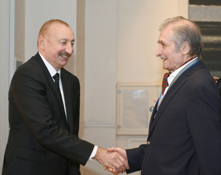 Prezident İlham Əliyev, birinci xanım Mehriban Əliyeva və ailə üzvləri “Mənim Abşeronum: Üstə gəl” adlı retrospektiv sərgi ilə tanış olublar